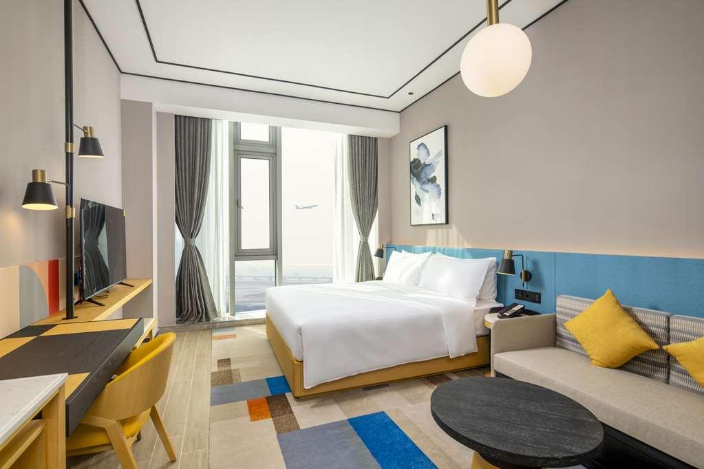 Hilton Garden Inn Shenzhen Airport,Enjoy 24-Hour One Way Free Delivery From Hotel To Shenzhen Baoan Airport On The Hour Rum bild
